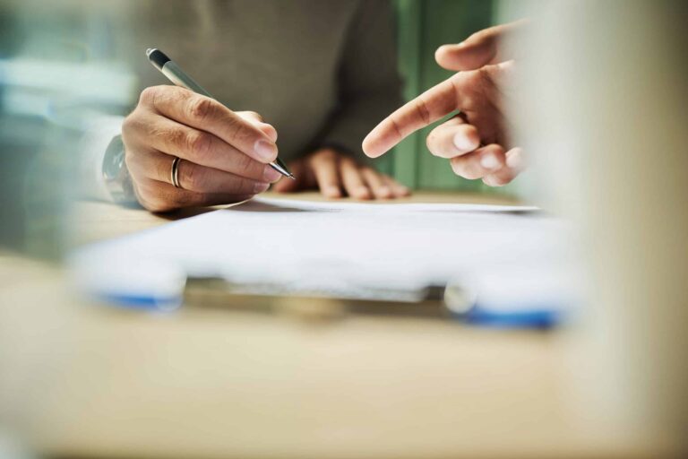 Zwei Personen gehen gemeinsam ein Dokument durch – kostenfreies und unverbindliches Erstgespräch mit PeRoBa®