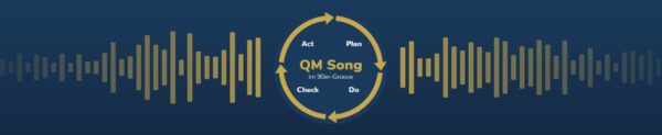 PDCA-Kreislauf mit Plan, Do, Check und Act zwischen goldenen Equalizer-Balken auf dunkelblauem Grund, mittig der Schriftzug QM Song